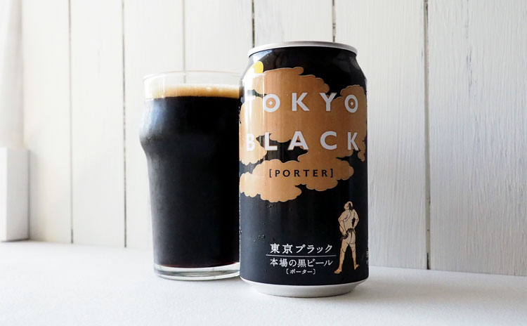 東京ブラックの缶とグラスのあおりショット